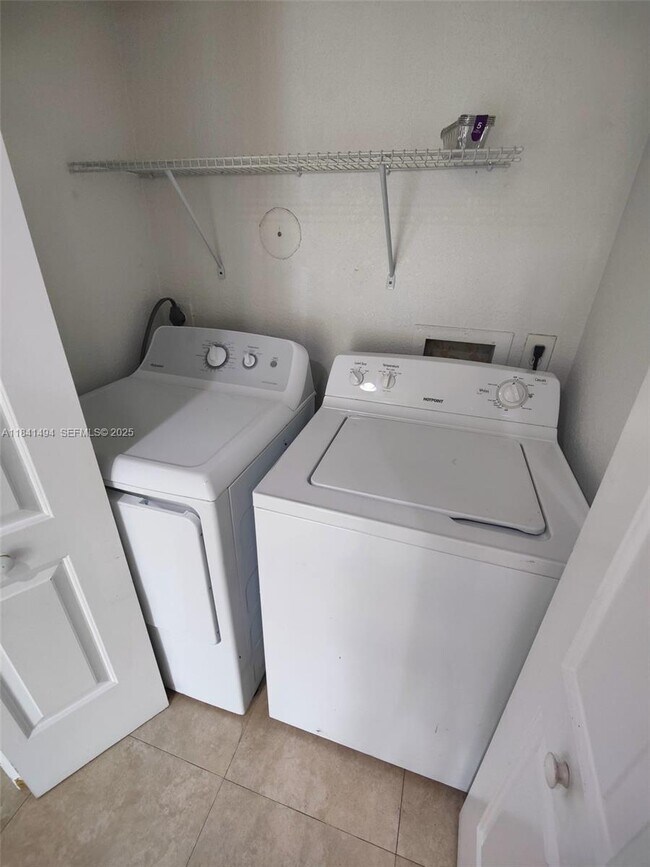 Building Photo - 616 Executive Center Dr