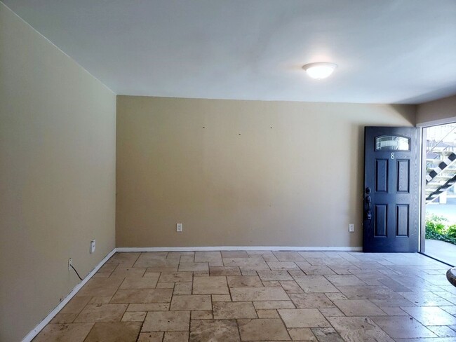 Building Photo - ***1st months rent waived*** One Bedroom U...