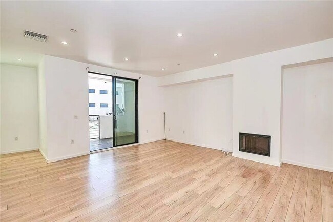 Building Photo - 137 W 6th St