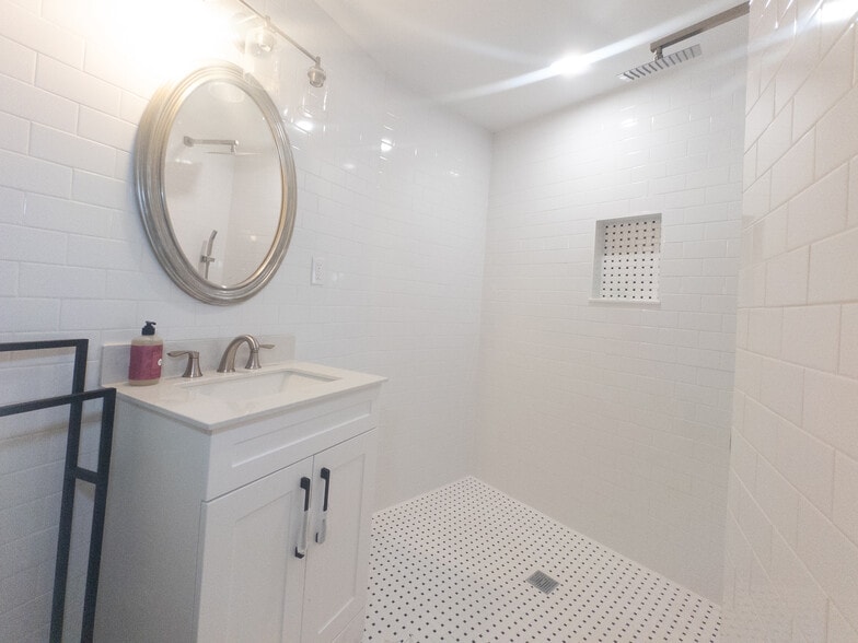 Master bath with rain shower - 11 Zamora St