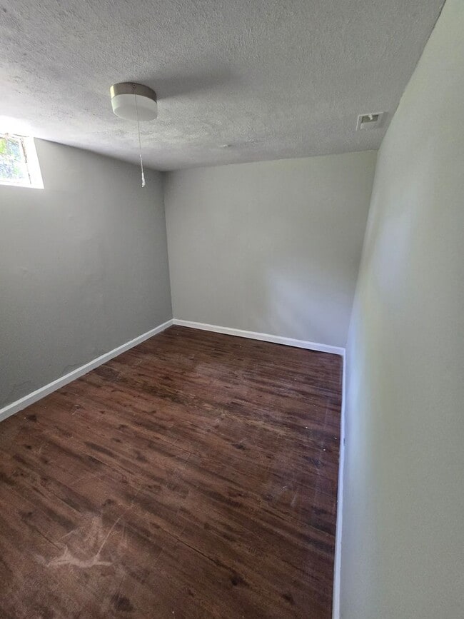 Building Photo - 3 BEDROOM SINGLE FAMILY