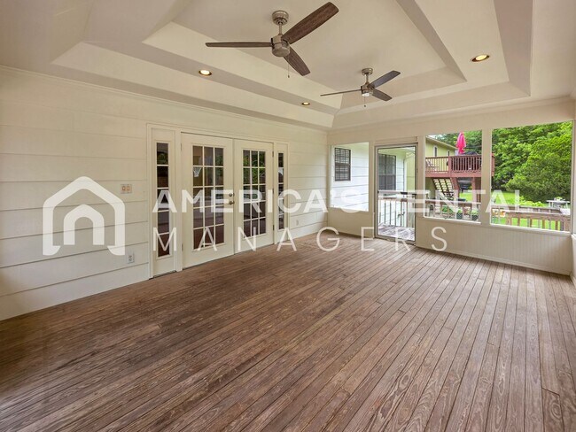 Building Photo - DEPOSIT PENDING! Newly Renovated and Ready for Move In!