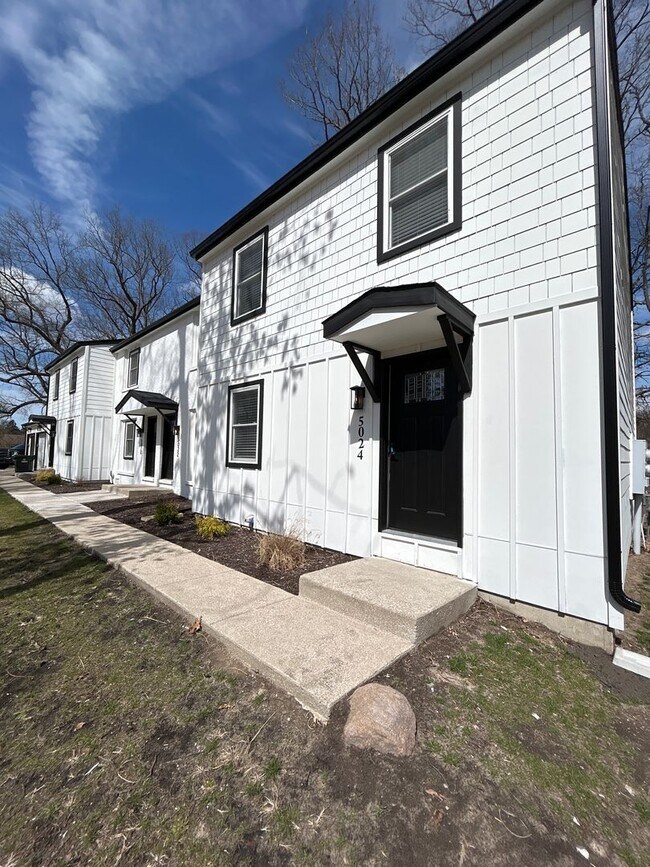 Building Photo - Renovated 3-Bedroom, 1.5-Bathroom Condo in...