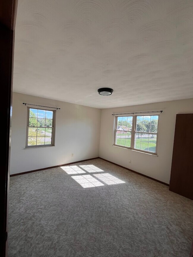 Building Photo - 550 Kitrina Ave