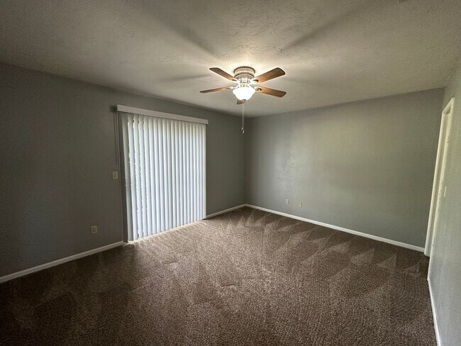 Building Photo - Upstairs unit ON THE GOLF COURSE!