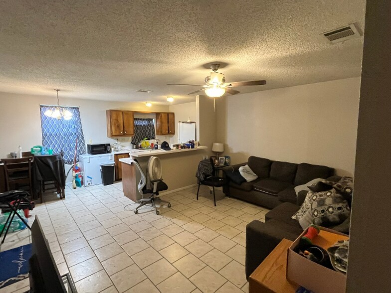 Building Photo - 1003 Commerce St