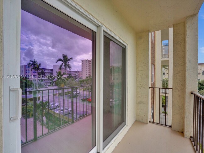 Building Photo - 400 N Riverside Dr