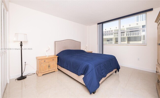Building Photo - 1833 S Ocean Dr