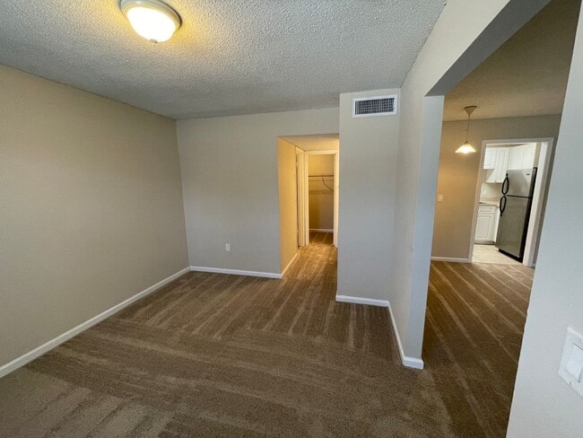 Building Photo - Great Location! 1BR/1BA Carrington Park Co...