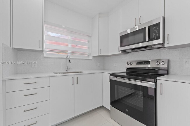 Building Photo - 13185 Emerald Dr