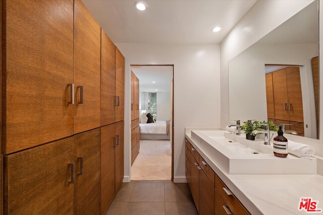 Building Photo - 850 Kings Rd