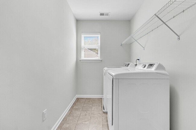 Building Photo - 5 Bedroom 3 Bath Home Located in Sophia Landing in Goose Creek