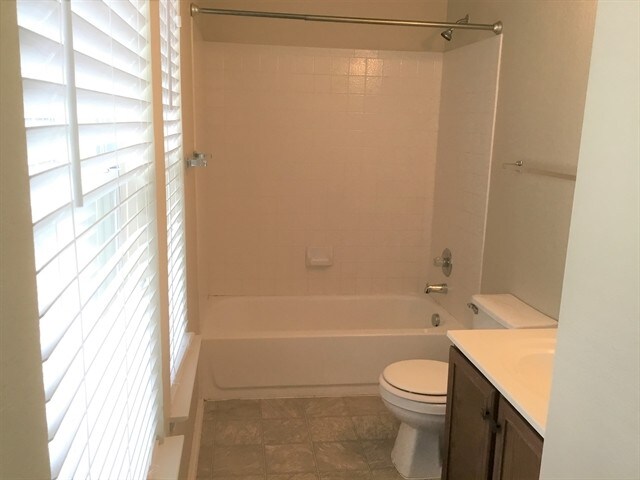 Building Photo - 10423 Manor Crk