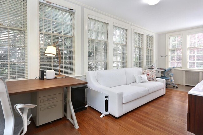 Building Photo - 1010 Centre St