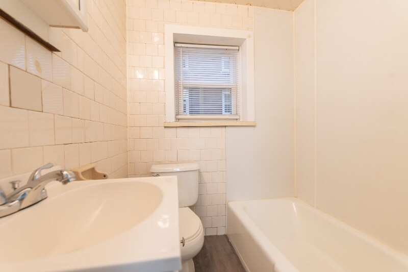 Building Photo - 656 N Main St