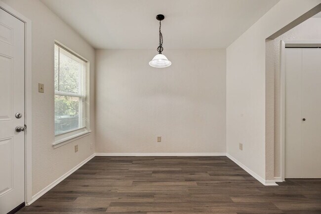 Building Photo - Completely Remodeled Triplex Unit 2 bed 1.5 just minutes from downtown Grapevine!