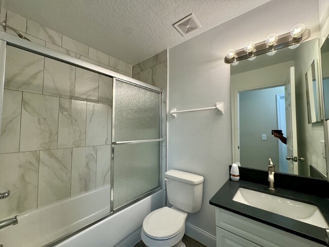 Building Photo - Fully renovated Townhome for Rent in Daven...
