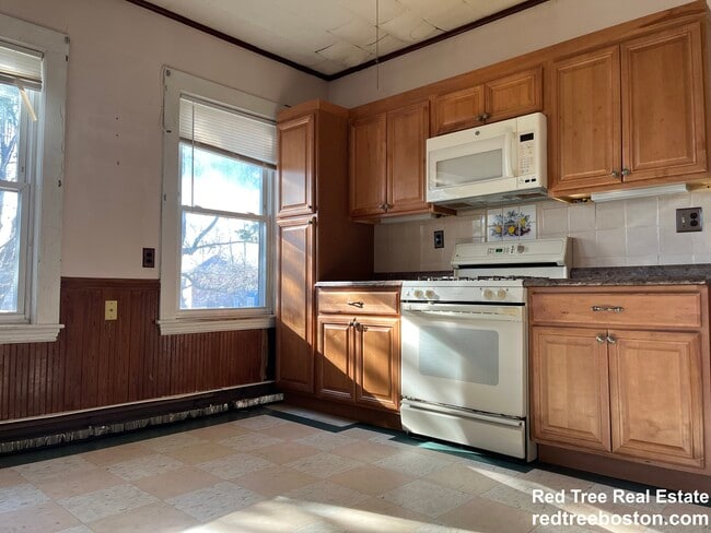 Building Photo - 166 Elm St