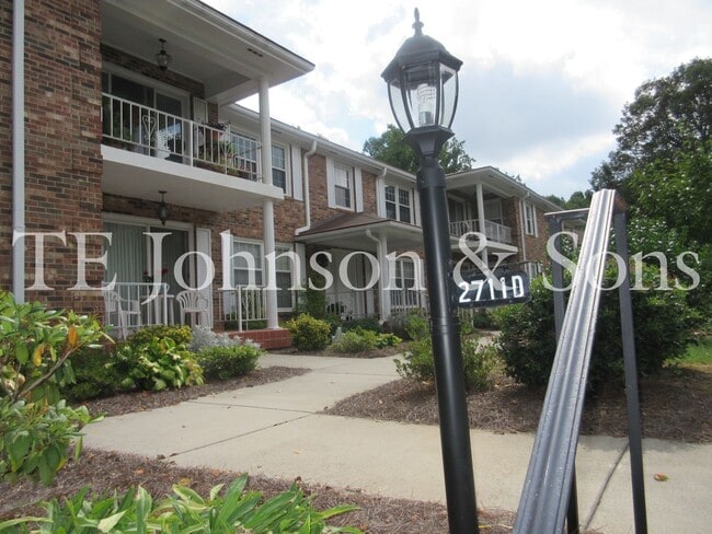 Building Photo - Two Bedroom Condo Convenient To WFU