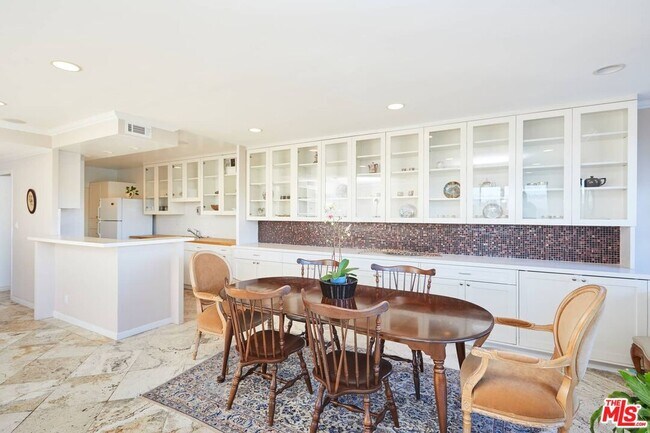 Building Photo - 865 Comstock Ave