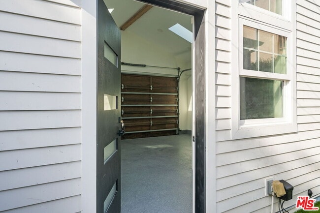 Building Photo - 841 Oxford Ave