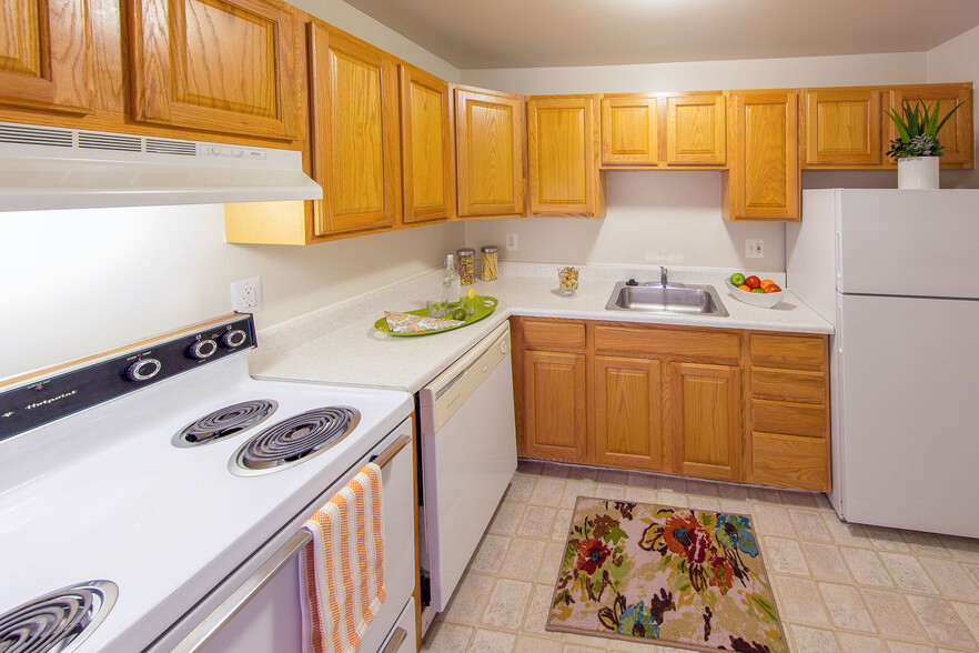 Kitchen (cabinets & appliances vary) - Medical Center Court