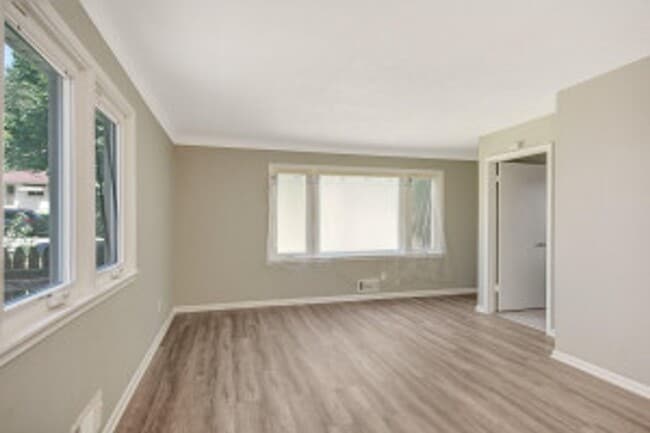 Building Photo - Large 5 Bed | 2 Bath House W/ Fenced Yard ...
