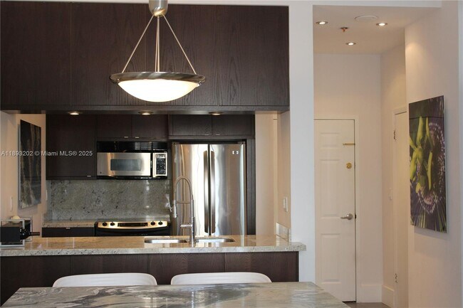 Building Photo - 540 Brickell Key Dr