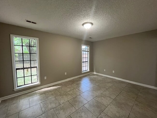 Building Photo - Renovated 3 Bedroom 2 Bath Home for Rent w...