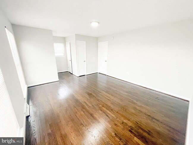 Building Photo - 610 Suffolk Ave