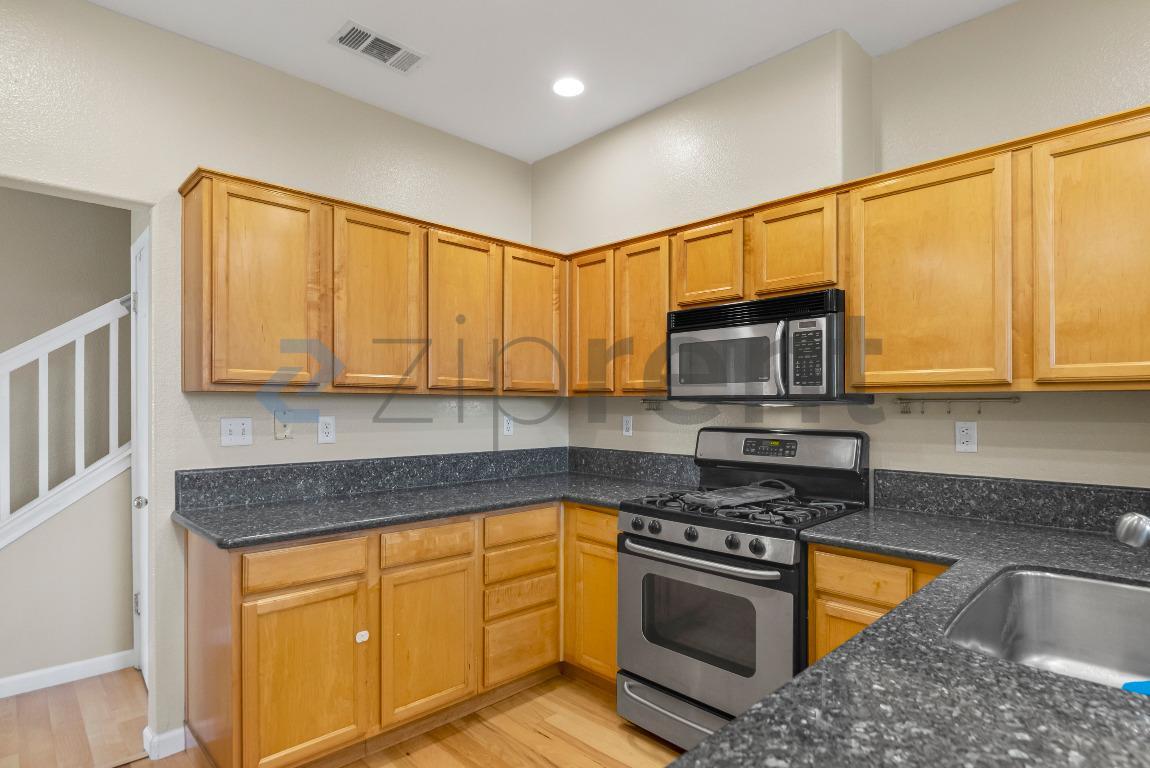 Building Photo - 916 Del Avion Ln