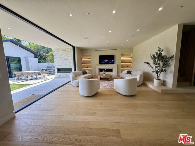 Building Photo - 4740 Sunnyslope Ave