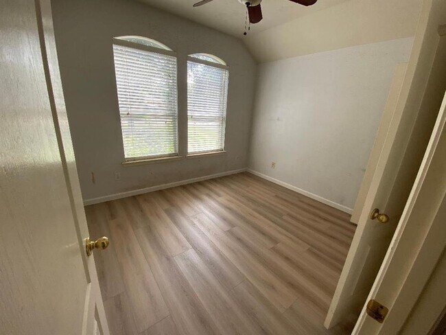 Building Photo - 25910 N Lakefair Dr