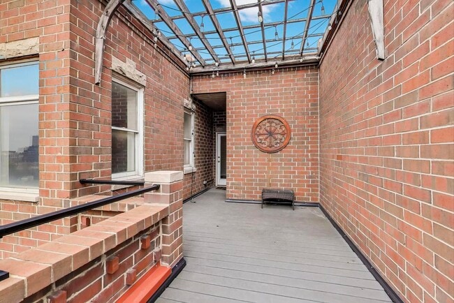 Building Photo - 816 W Hubbard St