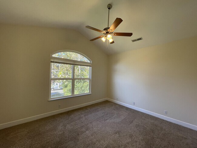 Building Photo - 929 Yosemite Dr