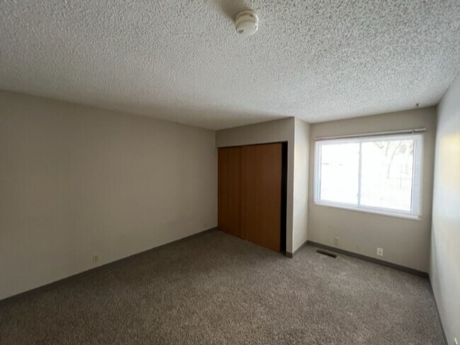 Building Photo - Spacious Apartment for Rent