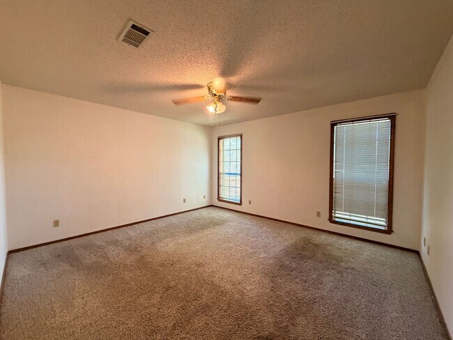 Building Photo - 1006 Nightingale Ln