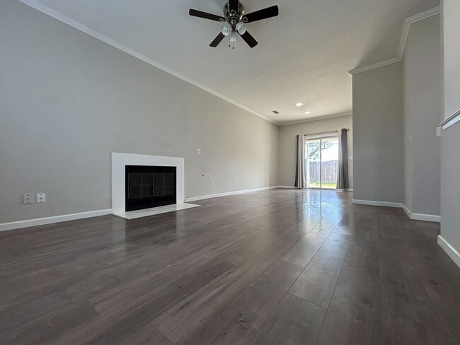 Building Photo - Beautifully Renovated 4-Bedroom Home on a ...