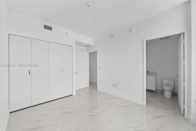 Building Photo - 700 NE 24th St