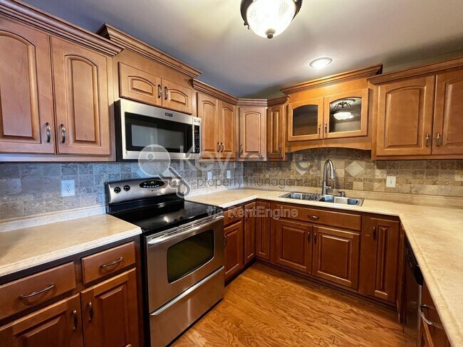 Building Photo - 3166 Waterfront Dr