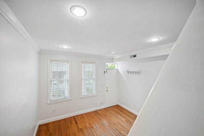 Building Photo - Charming 2 Bedroom in Foggy Bottom