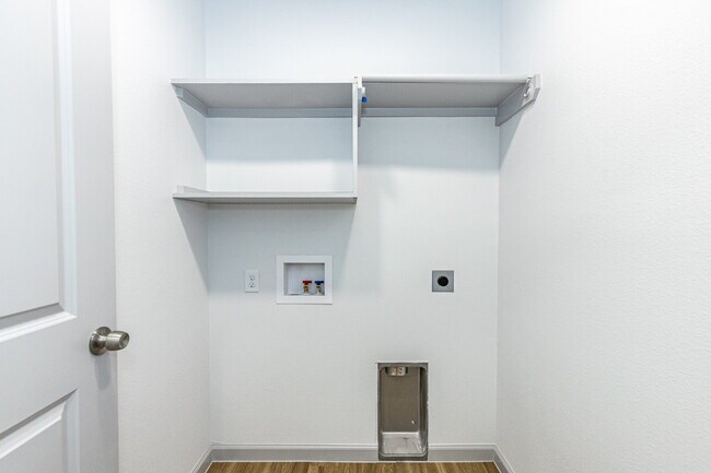 Building Photo - Luxurious Like-New Townhome Located In Nor...