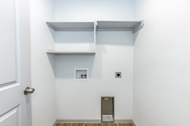 Building Photo - Luxurious Townhome Located In Lincoln 16!