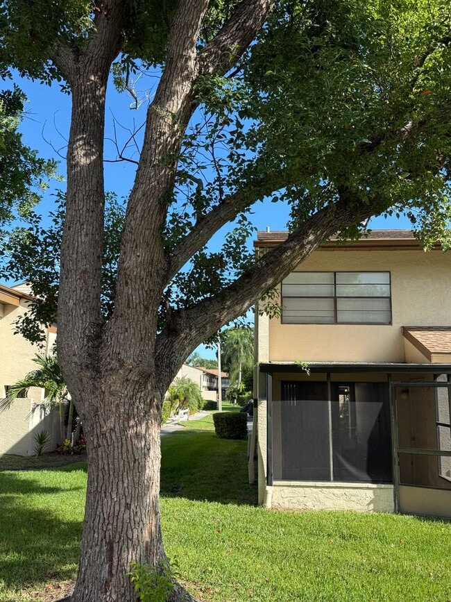 Building Photo - Serene Living at Townhomes of Lake Seminole 2/1.5 - 2 story condo