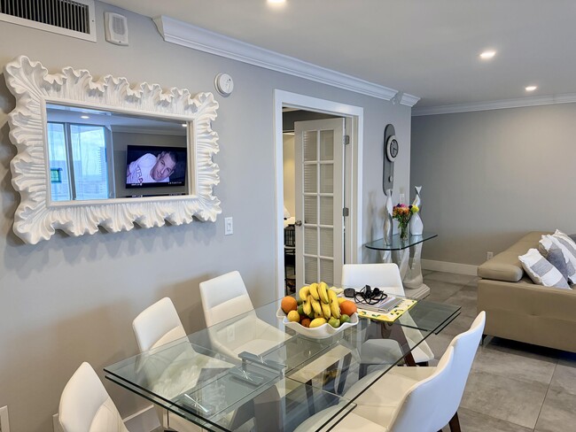 Building Photo - 1505 N Riverside Dr