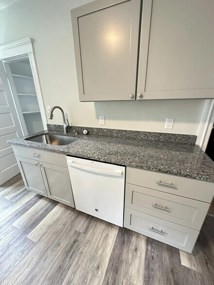 Building Photo - 593 Heath St