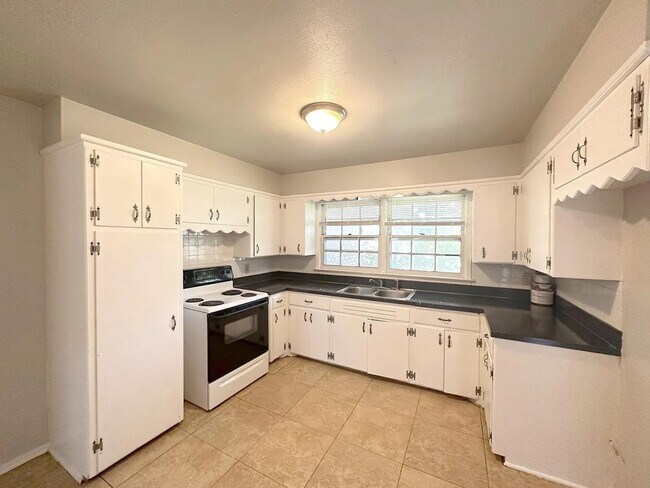 Building Photo - 3 Bed/1 1/2 Bath/1 Car with Carport