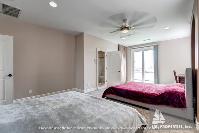 Building Photo - Gorgeous, Large downtown Huntington Beach Vacation Rental