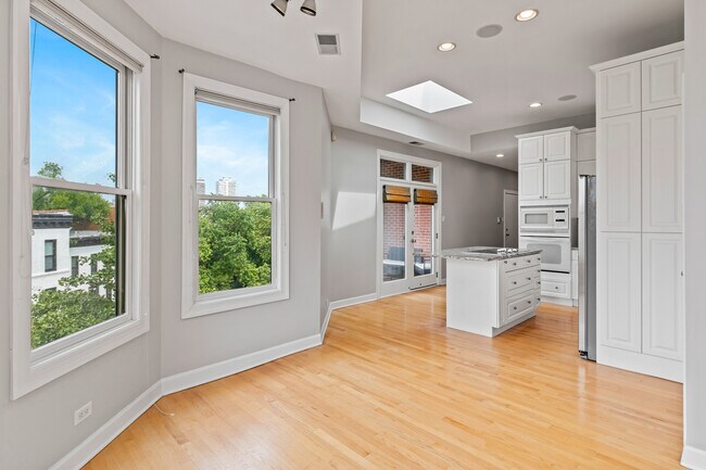 Building Photo - 845 W Altgeld St