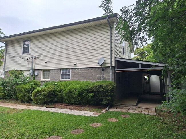 Building Photo - Large Awesome Home with Shop